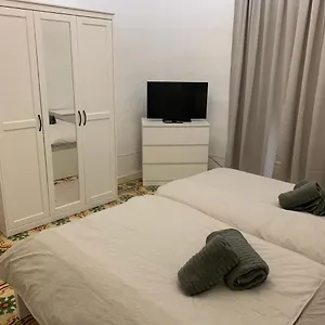 2 Bedroom In The Centre Of Appartamento