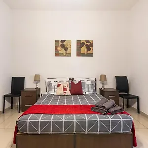 Superbly Located Cosy 2-bedroom Appartamento